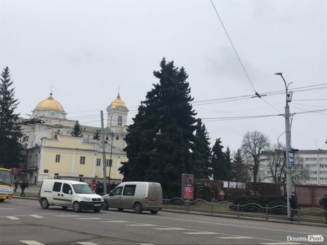 Поліцейські, техніка і виставка від лісівників: як у Луцьку готуються до приїзду Порошенка. ФОТО