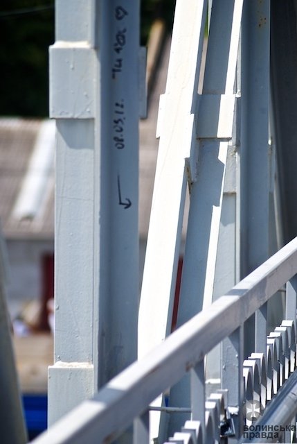 «Міст Кривицького» у Луцьку перетворюють у «міст кохання». ФОТО
