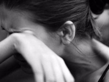 Батько ґвалтував 14-річну доньку, бив головою об батарею та погрожував убити