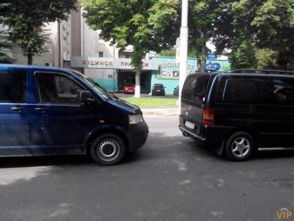 Потрійне ДТП у Луцьку за участі маршрутки. ФОТО