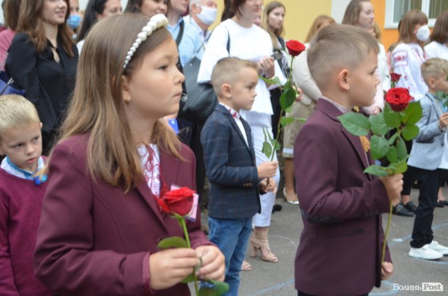 Як у луцькій школі №1 відзначали свято першого дзвоника. ФОТО 