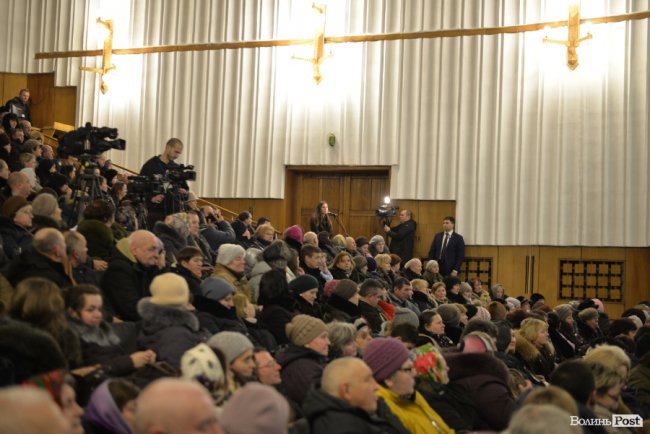 Дороги, поштарі, сільська медицина і школи: про що волиняни питали Петра Порошенка