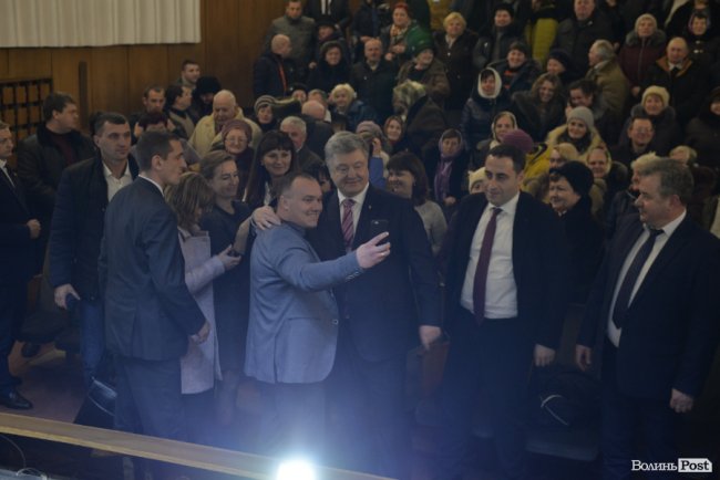 Дороги, поштарі, сільська медицина і школи: про що волиняни питали Петра Порошенка