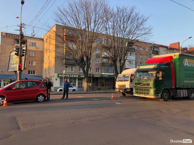 У Луцьку зіткнулися «мерс»та вантажівка: рух ускладнений. ФОТО