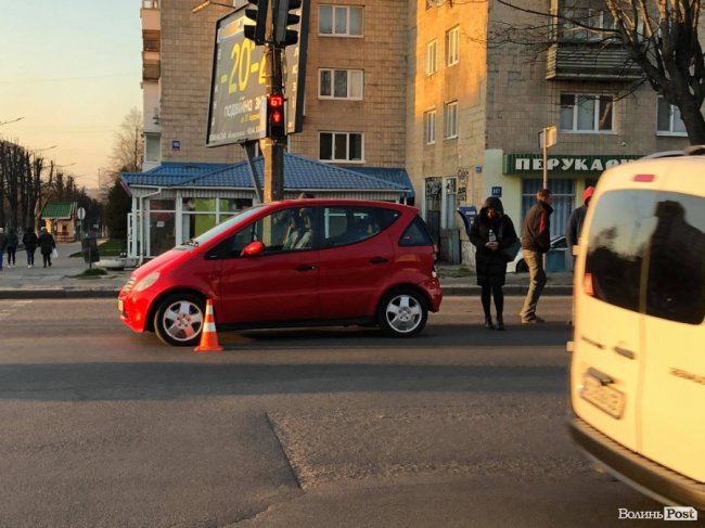 У Луцьку зіткнулися «мерс»та вантажівка: рух ускладнений. ФОТО