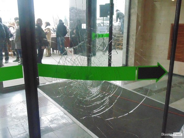 Опозиція хазяйнує у «білому домі». ФОТО