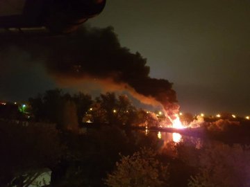 У Луцьку вночі запалили велике багаття з автошин. ВІДЕО