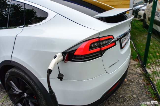 У Луцьку відкрили перший сервіс з продажу електромобілів*