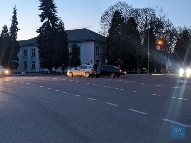 У центрі Володимира-Волинського зіткнулися два легковики. ФОТО