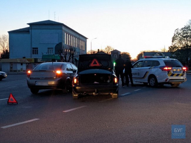 У центрі Володимира-Волинського зіткнулися два легковики. ФОТО