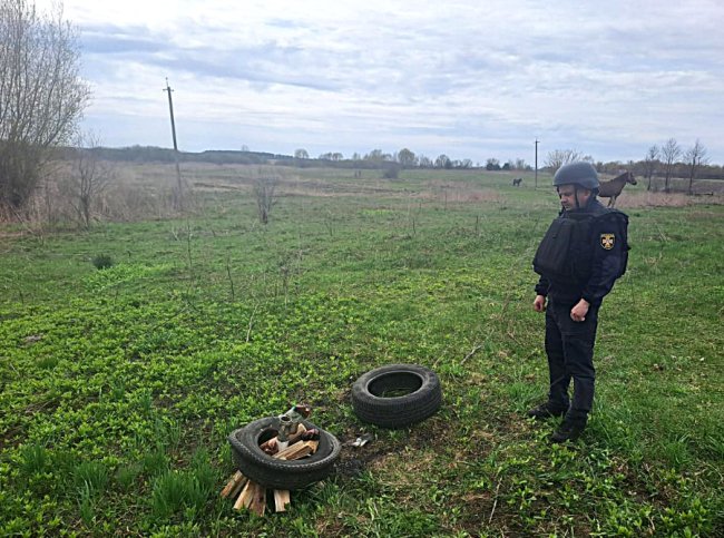 В селі на Волині знайшли зенітний снаряд: місцеві мешканці хотіли його підпалити у полі