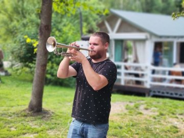 Луцький кликун збирає гроші на тепловізор та складає сухпайки для військових. ВІДЕО 