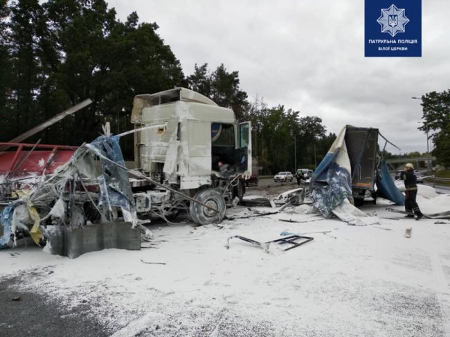 Під Києвом – масштабне зіткнення двох фур і буса. ФОТО