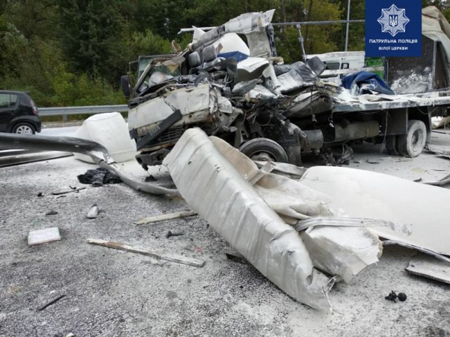 Під Києвом – масштабне зіткнення двох фур і буса. ФОТО