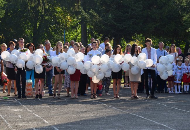 Перший дзвоник у найменшому місті на Волині. ФОТО
