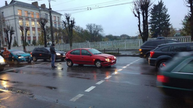 «Мабуть, водій ще спав». У Луцьку - ранкова аварія