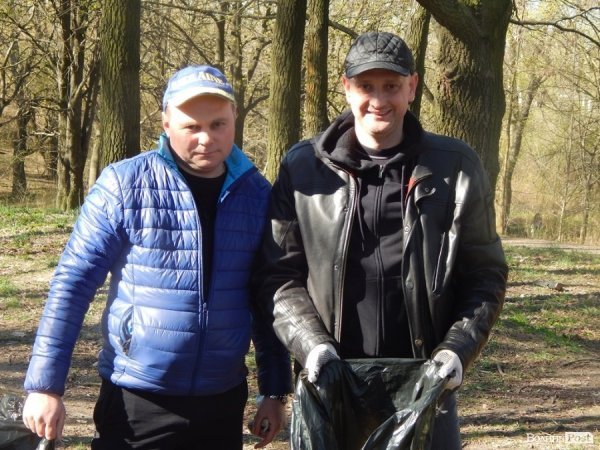 У Луцьку депутати, підприємці та школярі прибирали парк у мікрорайоні ЛПЗ. ФОТО