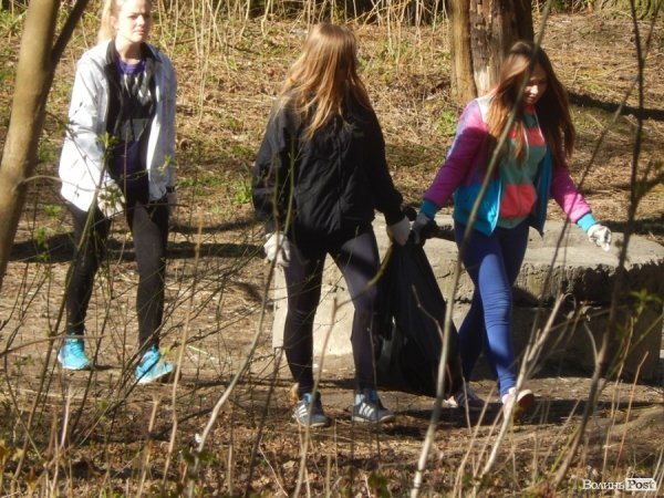 У Луцьку депутати, підприємці та школярі прибирали парк у мікрорайоні ЛПЗ. ФОТО