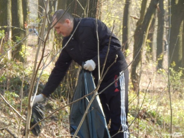 У Луцьку депутати, підприємці та школярі прибирали парк у мікрорайоні ЛПЗ. ФОТО
