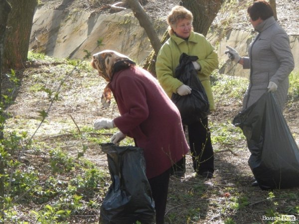 У Луцьку депутати, підприємці та школярі прибирали парк у мікрорайоні ЛПЗ. ФОТО