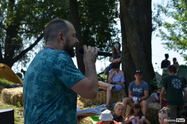 Відомий поет у Луцьку читав вірші про любов та війну. ФОТО