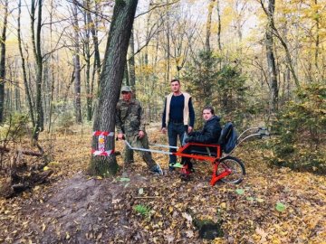 Людей з інвалідністю кличуть помандрувати на універсальному візку, який змайстрував лучанин. ФОТО
