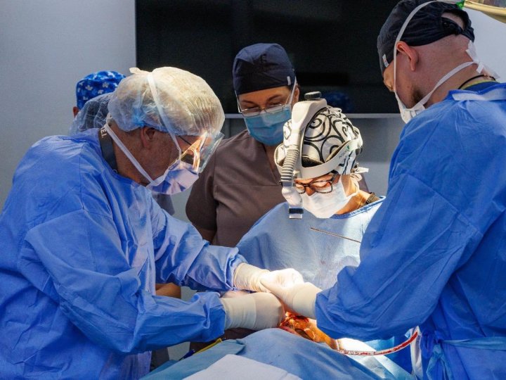 Лікарі з Канади рятують обличчя поранених військових у Луцьку