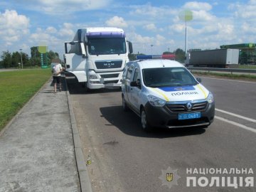 «Сядьте, я так десь приховаю»: на Волині п'яний водій фури пропонував хабар патрульним. ФОТО. ВІДЕО