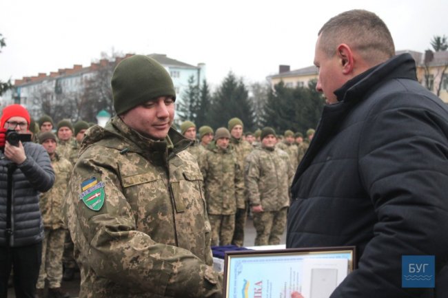 Нагороди, вітання та сльози щастя: у Володимирі урочисто зустріли воїнів 14-ї бригади. ФОТО. ВІДЕО