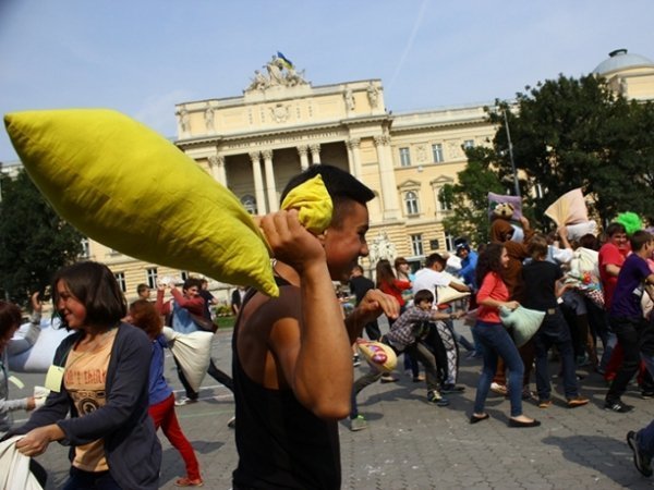 У Львові билися подушками. На черзі – Луцьк. ФОТО. ВІДЕО