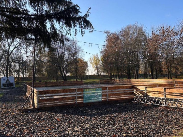 У центральному парку в грудні запрацює ковзанка: скільки будуть коштувати її відвідини