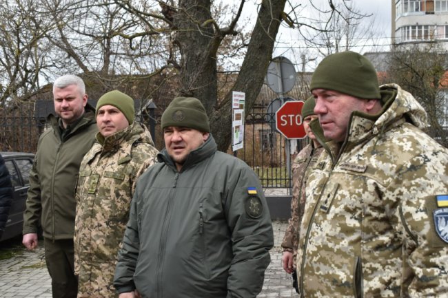 Волинь передала військовим дві вантажівки з генераторами, пічками-буржуйками. ФОТО