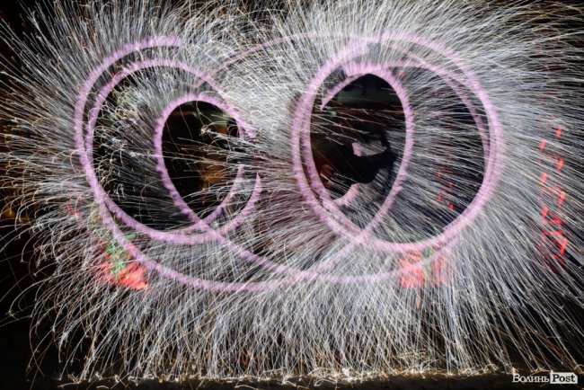 Вогонь у лініях і візерунках із «Ночі у Луцькому замку». ФОТО