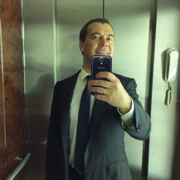 Інтернет сміється з селфі Медведєва. ФОТО