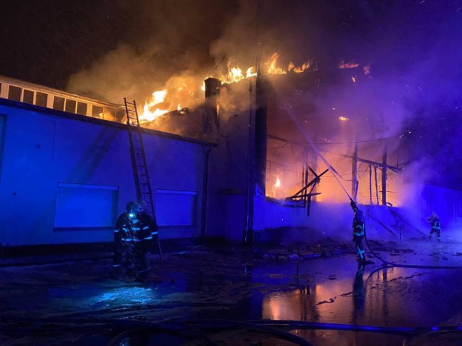 На Старому ринку вигоріло близько 400 квадратів. ФОТО