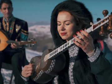 Українсько-азербайджанський тандем виконав «Щедрика» посеред Кавказьких гір на старовинних інструментах. ВІДЕО