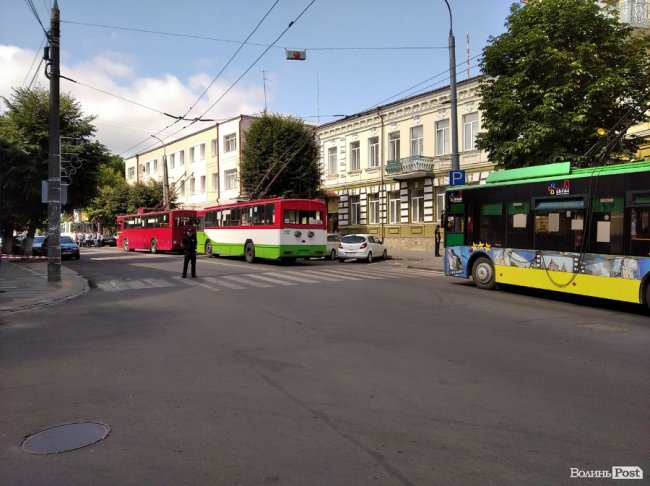 Луцьк стоїть у заторах через надзвичайну ситуацію на Театральному майдані 