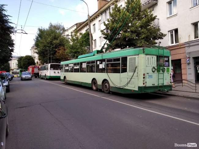 Луцьк стоїть у заторах через надзвичайну ситуацію на Театральному майдані 