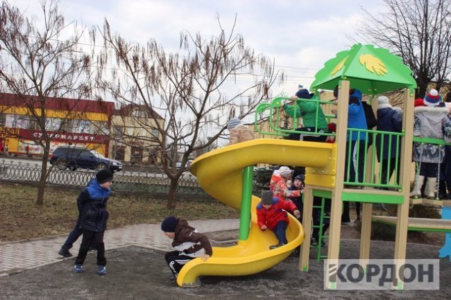 На Волині з'явився новий дитмайданчик  