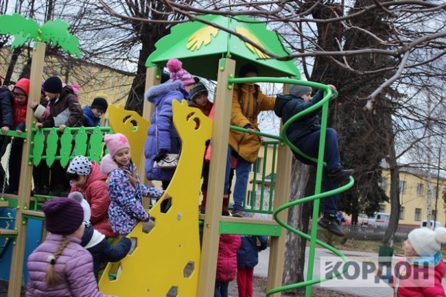 На Волині з'явився новий дитмайданчик  