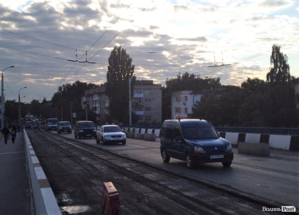 Ремонт мосту у Луцьку паралізував рух транспорту. ФОТО. ВІДЕО