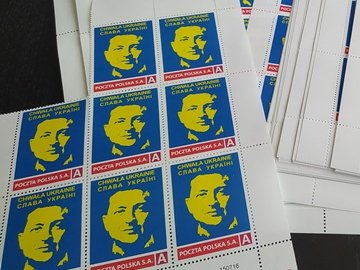 Вперше у світі: у Польщі випустили марку з портретом Зеленського