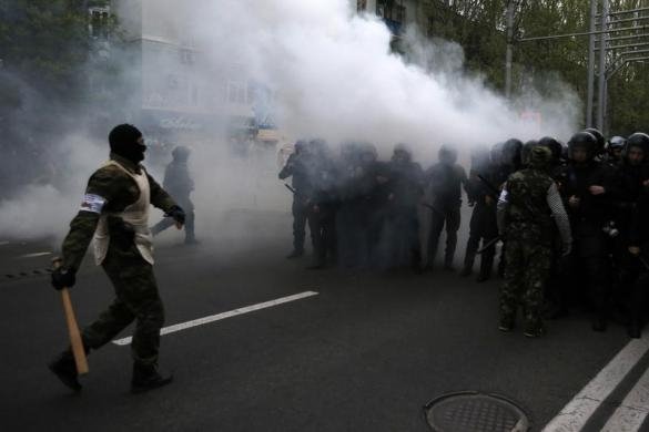 «Кривавий» марш в Донецьку. ФОТО