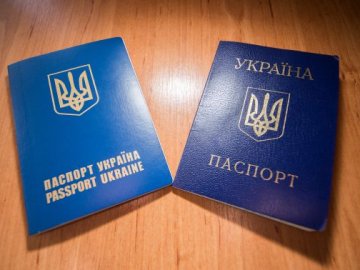 Українцям за кордоном спростили оформлення документів
