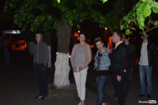 У центрі Луцька посеред ночі  створювали нове графіті. ФОТО