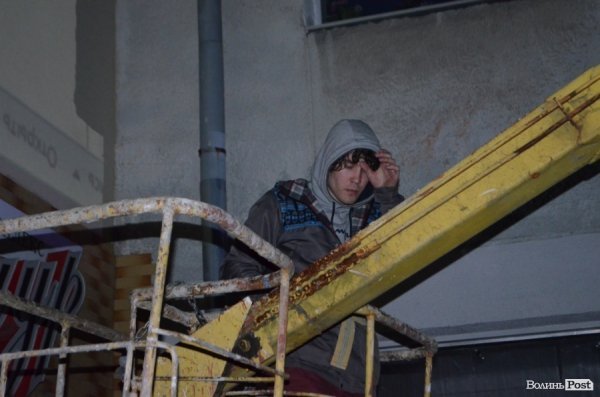 У центрі Луцька посеред ночі  створювали нове графіті. ФОТО