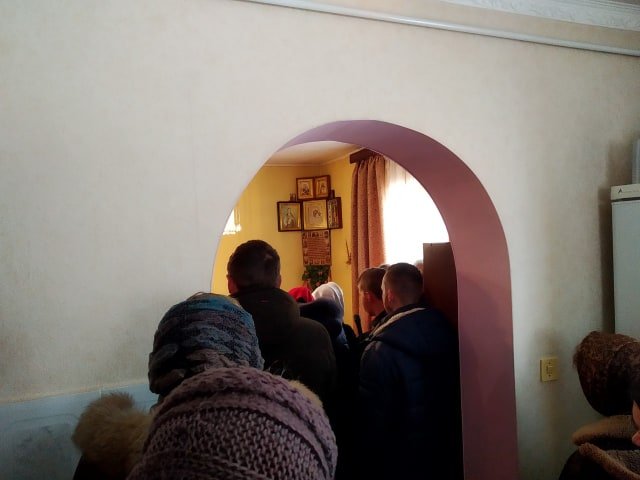 Прихильники УПЦ (МП) молилися в Жидичині у хаті священика, який стріляв у натовп. ФОТО