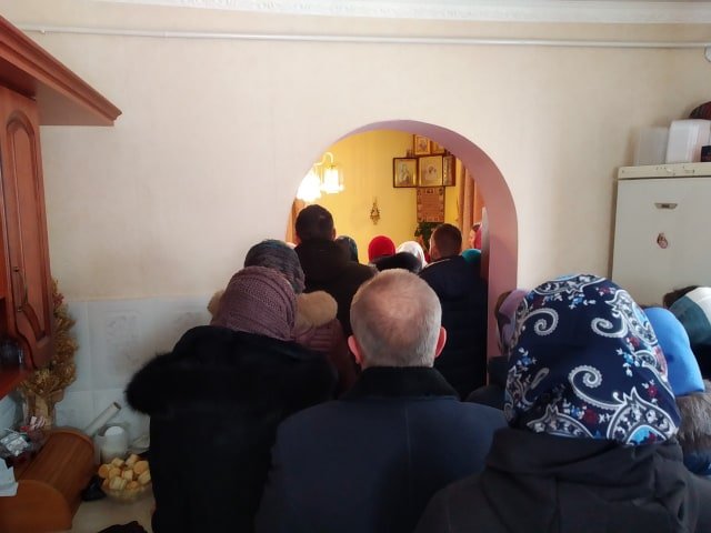 Прихильники УПЦ (МП) молилися в Жидичині у хаті священика, який стріляв у натовп. ФОТО