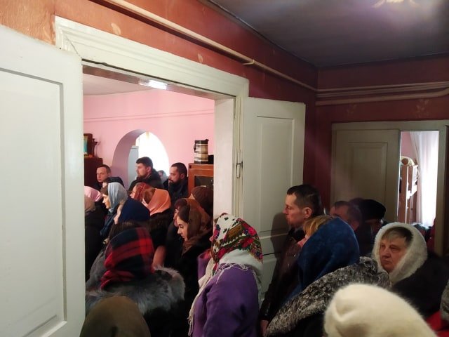 Прихильники УПЦ (МП) молилися в Жидичині у хаті священика, який стріляв у натовп. ФОТО