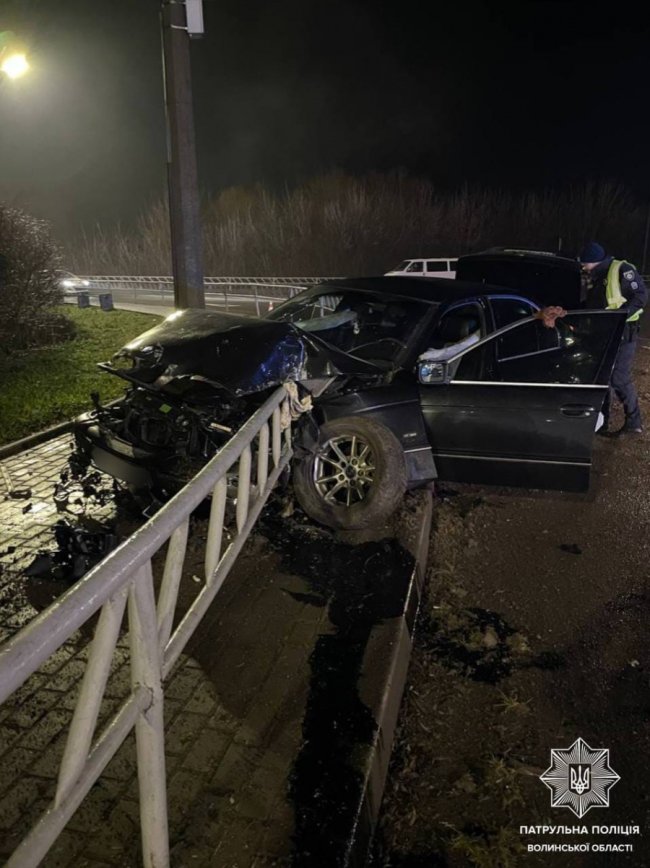 У Луцьку нетверезий водій зніс дорожнє огородження. ФОТО